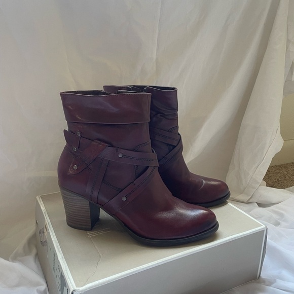 Ankle Booties with Vintage Charm and western flare - Picture 4 of 9